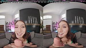 Atragerea unei brunete cu sânii mari în VR cu jucării și masturbare