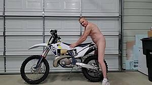 Bareback anal: Kevin Yardley's daily bike fuck