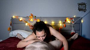 Blowjob interracial amator: Fata cu sânii mari suge o pulă mare de Halloween