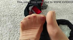 Naylon çoraplı doğal göğüslü MILF'in HD videosu