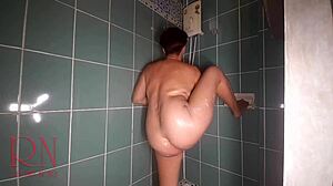 צפו בלטינה המדהימה מתחילה להיות שובבה במקלחת ציבורית בסרטון הזה של חלק 1