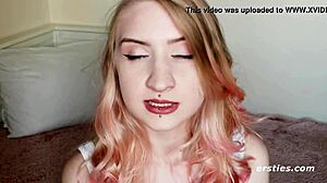 Blonde Aurora plaagt ons met haar sexy bewegingen