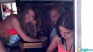 Anastasiya tager roret på en yacht fyldt med russiske lesbiske