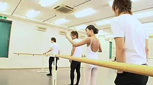 Aasialainen ballerina nauttii kolmesta kuumasta kaverista tässä soolomasturbaatiovideossa