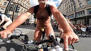 Motociclista nudo viene esposto e umiliato in pubblico
