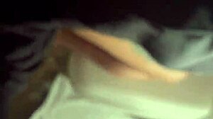 Hjemmelavet video af et liderligt par, der har sex på en båd