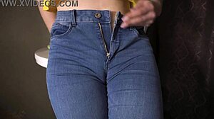 Primer plano de la gran cameltoe de una mujer madura en jeans ajustados