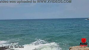 Brazilska temnolaska Holly Bombom postane nagajiva na nudo plaži