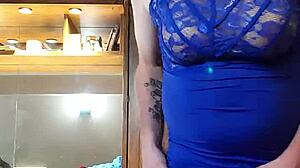 Кръстосана красавица в синя рокля дразни с циците и члена си