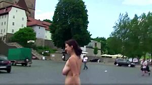 Tonton seorang gadis telanjang meneroka jalan-jalan dalam filem penuh ini