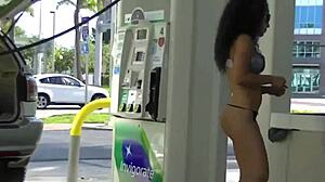 Esposa latina Nikki Brazil provoca de minissaia e saia em um posto de gasolina