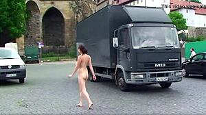裸の女の子がストリートを探検するフルムービーをご覧ください。