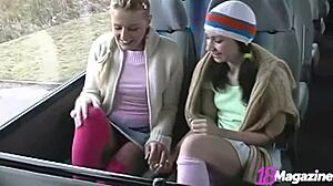 Deux filles minces s'adonnent à des léchages de culotte amusants