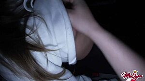 Kotitekoinen video yliopistoparista harrastamassa seksiä auton takapenkillä