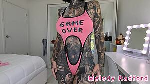 Gadis pemain permainan seksi Melody Radford memamerkan tetek besar dalam bikini