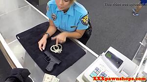 Verborgen camera legt Latina politievrouw vast terwijl ze doggystyle wordt genomen