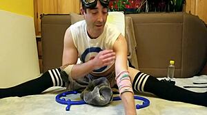 Liderlig homoseksuel cosplayer frister med yogarutine i hjemmelavet video