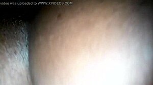 Una giovane giamaicana affronta un grosso cazzo con la sua stretta figa