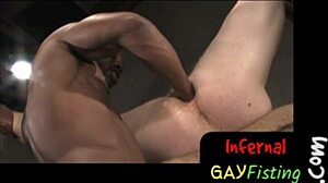 Interracial gaypar utforskar grov BDSM med fisting och stretching
