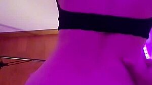 एक शानदार अर्जेंटीनी इन्फ्लुएंसर को एक फिल्ट्रान वीडियो में अपनी पूरी गांड और चूत दिखाते हुए देखें।
