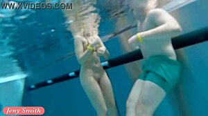 Hårløs babe Jeny Smith nyter naken svømming og onani i spaet