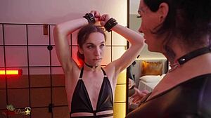 Krásná crossdresser Emily ADAIRE dominuje v BDSM debutu