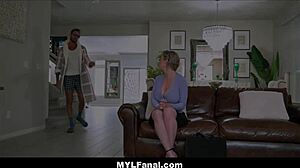 Büyük göğüslü MILF, ev sahibinden sıcak bir videoda anal alıyor