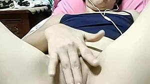 Госпожица Беас, без коса, получава пръсти в това азиатско порно видео