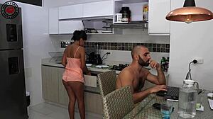 Ένα ζευγάρι Λατίνα απολαμβάνει επιτραπέζιο σεξ και παιχνίδι με το σπέρμα