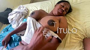 Une chinoise amateur reçoit une branlette satisfaisante d'une Dominicaine aux gros seins
