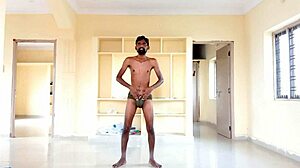 Rajesh, un amateur enjoué, se déshabille, se branle, fesse sa hampe, gémit, et éjacule dans une tasse