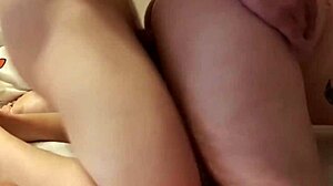 Afa Nicotra si užívá divokou jízdu na obrovském penisu cvoka v hotelovém pokoji