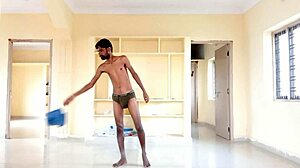 राजेश, एक चंचल शौकिया, कपड़े उतारता है, हस्तमैथुन करता है, अपने शाफ्ट को पीता है, कराहता है, और एक कप में स्खलित होता है।