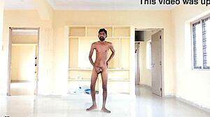 Rajesh, a játékos amatőr, levetkőzik, rángatózik, megveri a faszát, nyög és cuppogva ejakulál