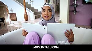 히잡을 신은 무슬림 아랍 미녀 바비 스타가 친구 도니 록에게 미국의 전통에 대해 가르치고 싶어한다