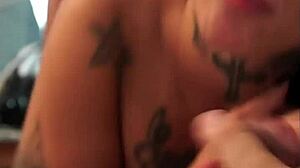Aistillinen Ana Darks mukaansatempaava takapää ja suu-anaali kohtaaminen kasvojen viimeistely tämä aikuisten elokuva Brasiliasta