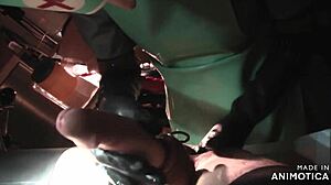Szara pielęgniarka z gumy Agnes daje zmysłowy blowjob i masaż prostaty, zanim angażuje się w pegging i analne fisting
