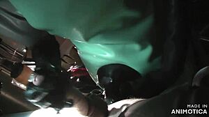 Siva gumijasta medicinska sestra Agnes daje čuten blowjob in masažo prostate, preden se loti pegginga in analnega fistanja