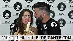 Плавокоса бомба Сара ужива у сензуалној гозби са бананом и кремом за лакат у овом зачињеном видеу са темом хране