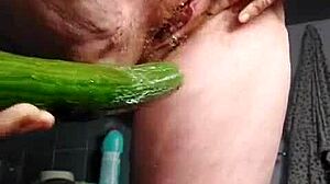 Staršia nemecká žena si užíva uhorku v chlpatej vagíne