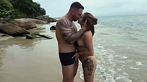 Mož in njegova rdečelaska ljubimca - vroče srečanje na plaži