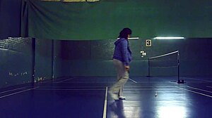 Amatör kadınlar, bir topluluk merkezinde badminton oynarken varlıklarını açığa çıkarıyorlar