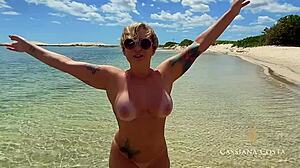 Cassiana Costa se nechá tetovat a šukat rybářem na pláži