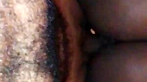 A buceta da jovem vizinha é preenchida com porra em close-up