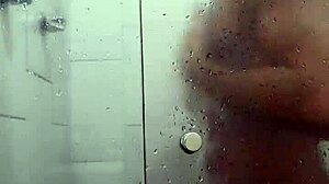 Млади геј аматер ужива у сексу на отвореном и туширању уз мастурбацију