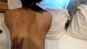 Asiatisches College-Mädchen xxapple bekommt ihren Arsch mit Sperma bedeckt, während sie vor einem Spiegel fickt