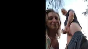 נערה אירופאית נותנת בלואג'וב עמוק בגרון בחוץ