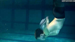 Kecantikan Ceko Lozhkova dalam sesi kolam renang solo dengan pakaian renang yang terbuka
