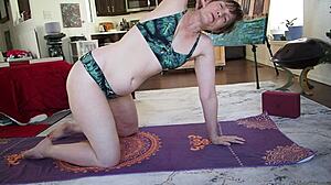 MILF Aurora Willows bikinili yoga becerilerini ve büyük amcık dudaklarını sergiliyor