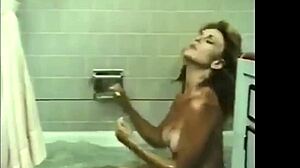 صور GIF عالية الدقة تبرز الشقراوات الجميلات في حمام عاري وتخلع ملابسها